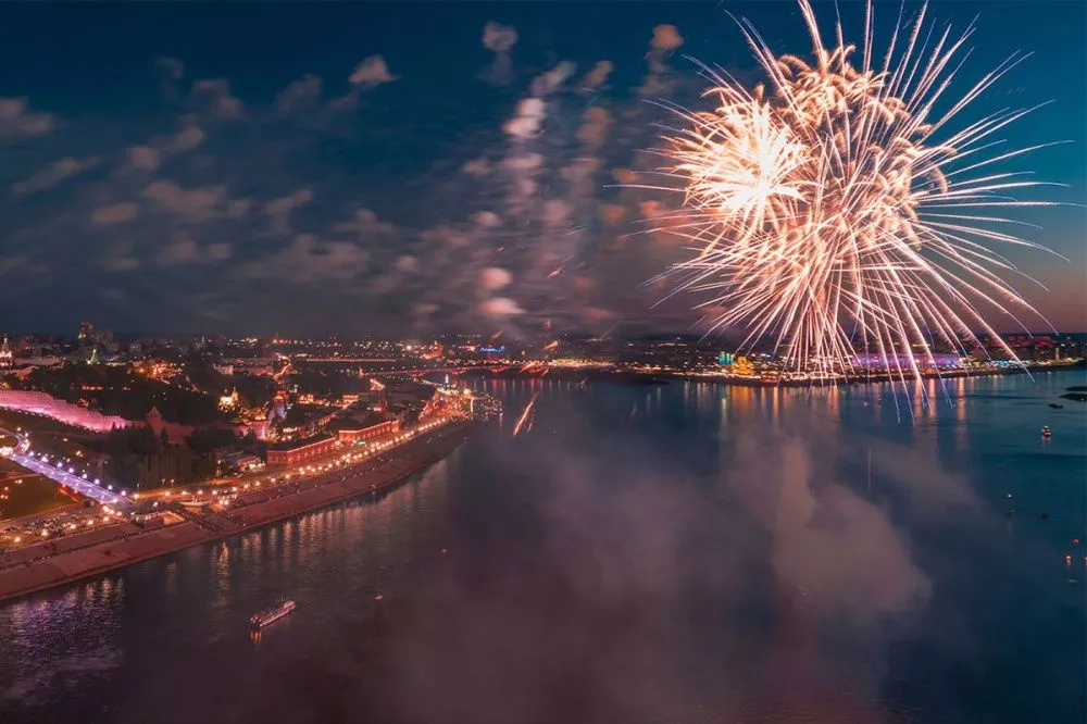 День россии в нижнем новгороде. День России салют. Дмитров салют 12 июня. День города Нижний Новгород 2022. Дмитровская башня салют Нижний Новгород.