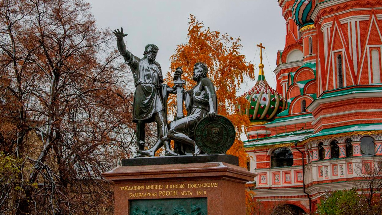 В каких городах установлены памятники пожарскому. Минин и Пожарский памятник в Москве. Реставрированный памятник Минину и Пожарскому в Москве. Памятник Кузьме Минину и Дмитрию Пожарскому в Москве. Памятник Минину и Пожарскому в Москве скульптор.