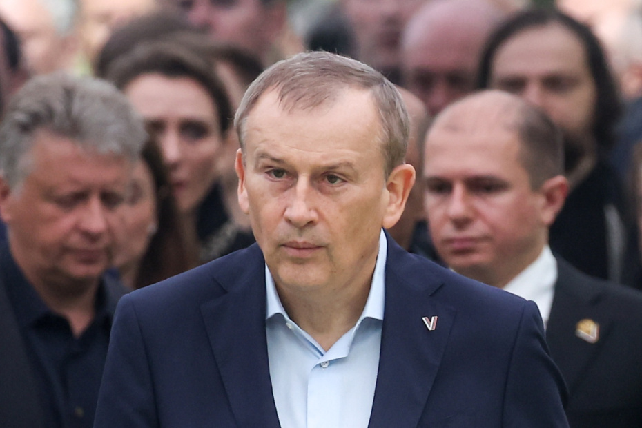 Губернатор Ленинградской области Александр Дрозденко на церемонии прощания перед захоронением бывшего министра транспорта РФ Романа Старовойта