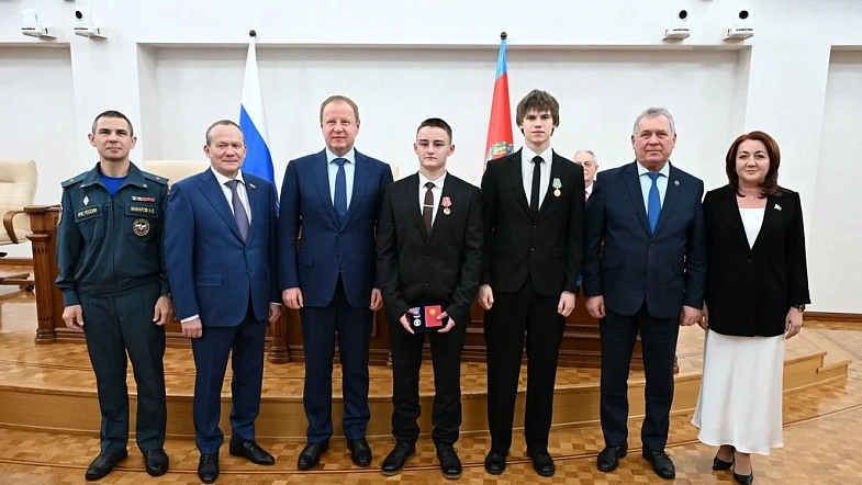 В АКЗС сегодня наградили двух подростков за героические поступки