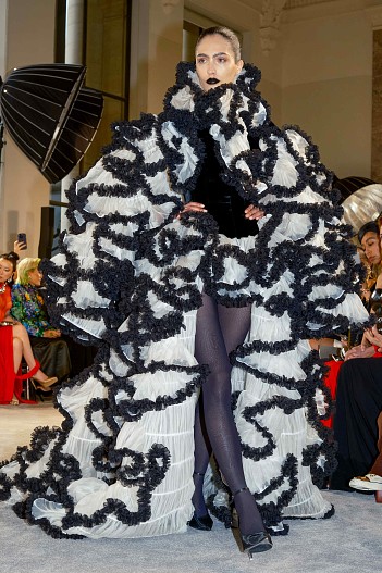 Показ Schiaparelli в Париже