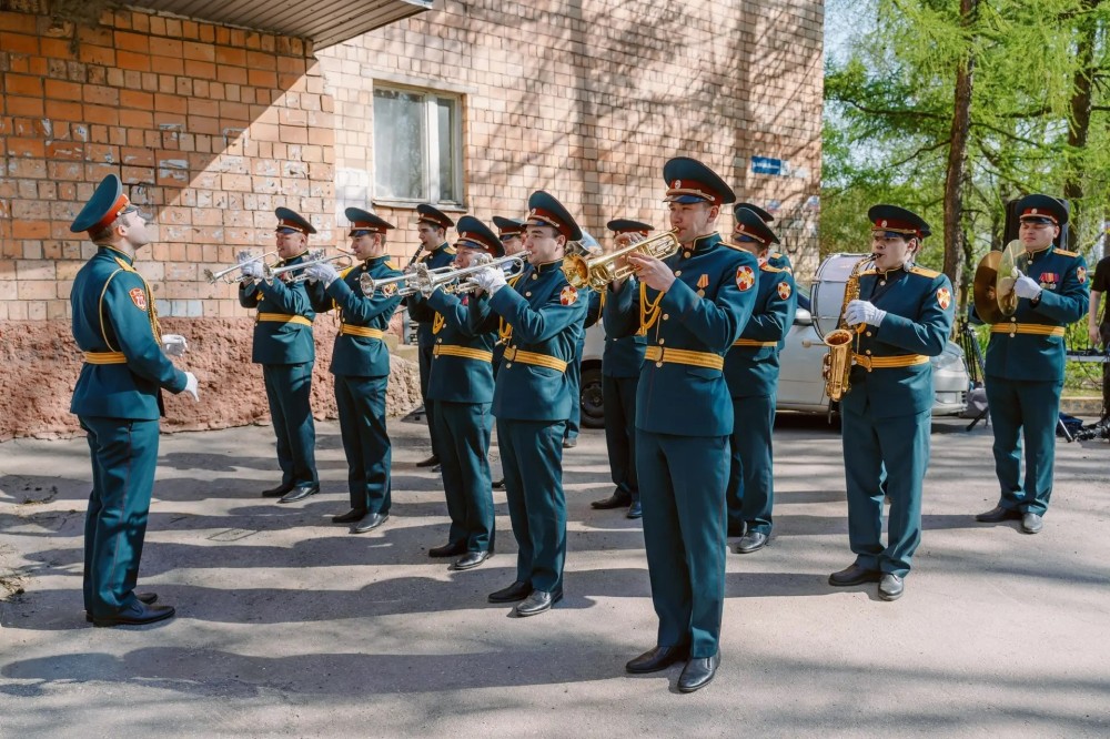 В регионе проходят парады у домов ветеранов ко Дню Победы