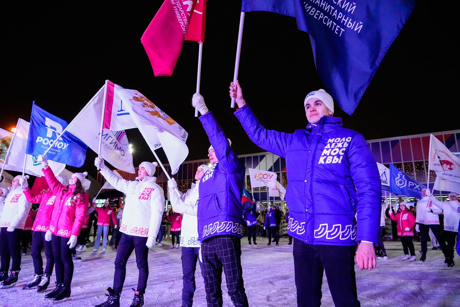 Парк горького 2021 год зима каток. В каком городе есть каток. В каком городе есть каток. Открытый каток владикавказ. Открытый каток.