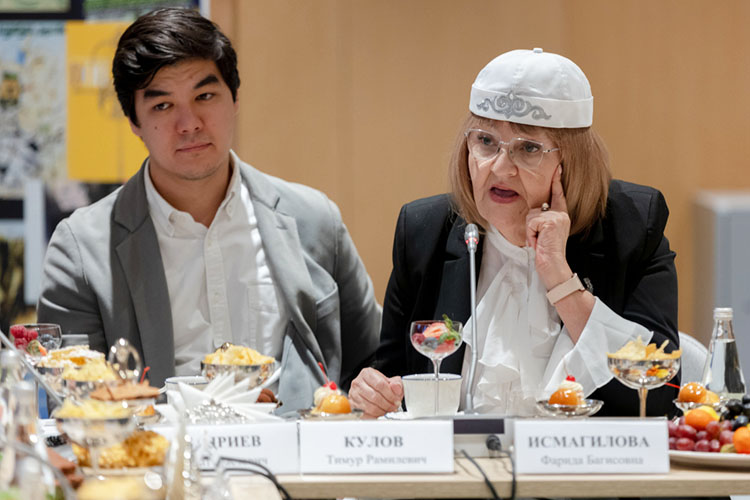 Директор Альметьевского татарского драматического театра Фарида Исмагилова (11) не прекращает развивать современный театр в нефтяной столице РТ