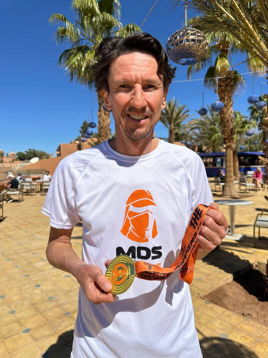 Бывший футболист сборной России Смертин пробежал марафон в 252 км в Сахаре. 