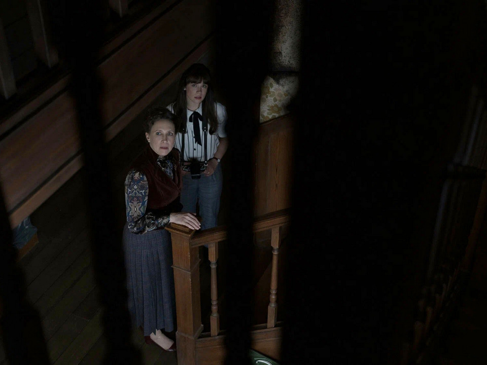 Кадр из фильма «Заклятие 4: Последний обряд». Режиссер Майкл Чавес. 2025 год