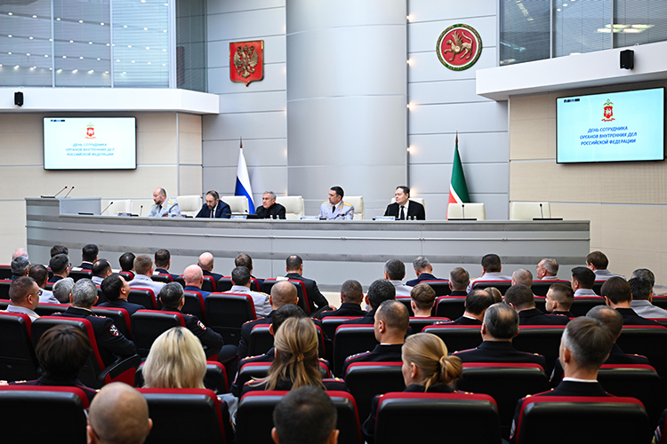 В здании министерства по случаю праздника — Дня сотрудника органов внутренних дел — полицейских собрался чествовать весь политический бомонд республики