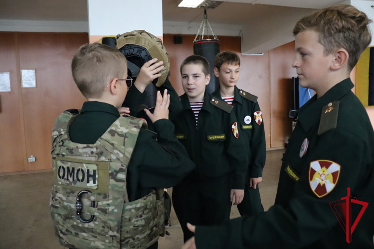 В Магадане ОМОН «Гвардеец» организовал день открытых дверей для подшефных кадет 