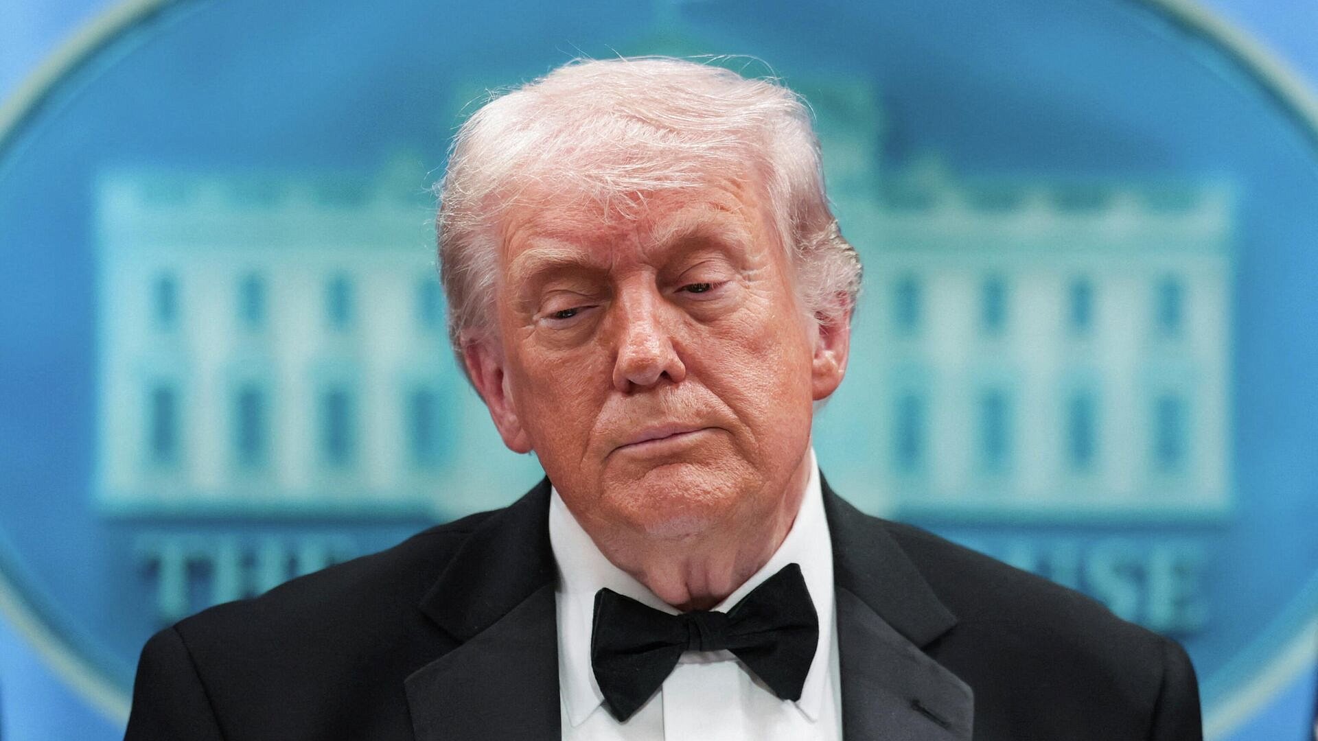 Большинство американцев не одобряют политику Трампа, показало исследование