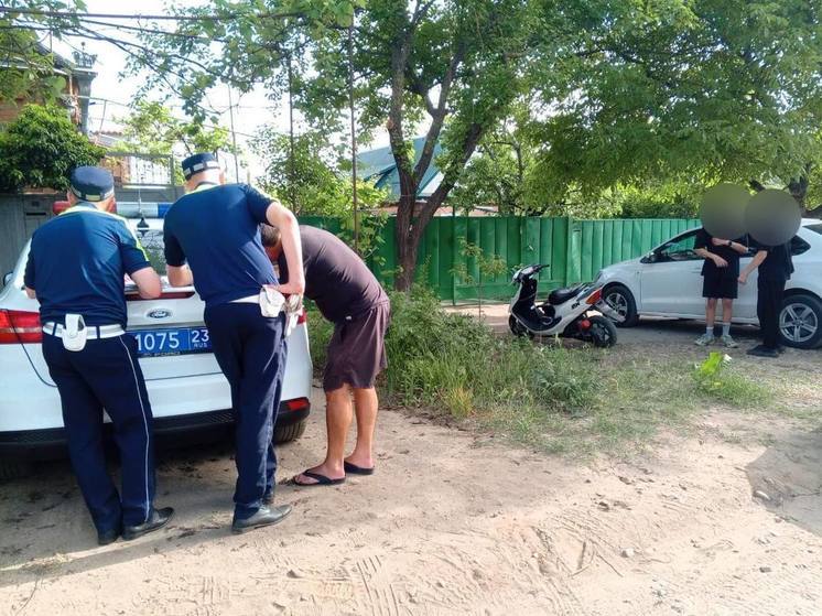 В Кавказском районе остановили мотоцикл с 13-летними водителем и пассажиром