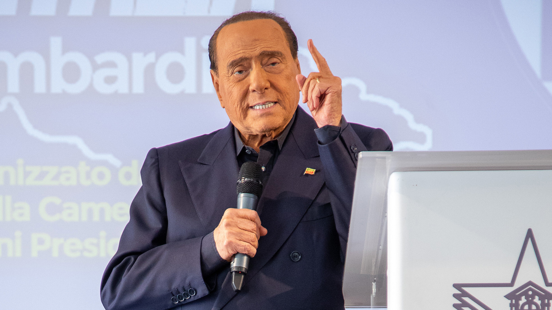 Чувство юмора и борьба до конца: каким запомнят Берлускони