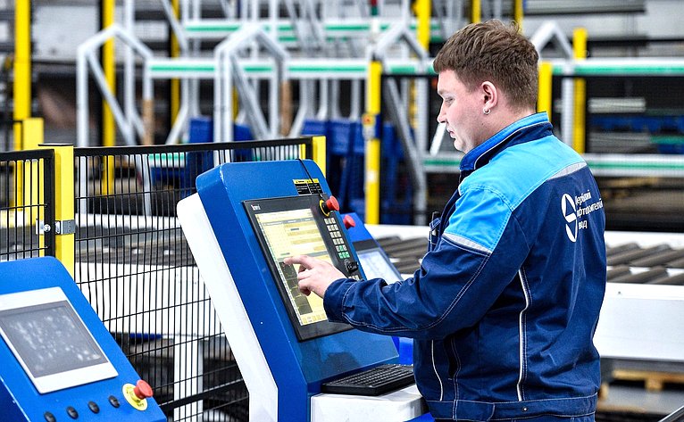 Сенаторы ознакомились с предприятием по производству лифтового оборудования акционерного общества «Щербинский лифтостроительный завод»