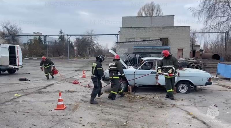 Тренировка по ликвидации последствий дорожно-транспортного происшествия прошла в Старом Осколе