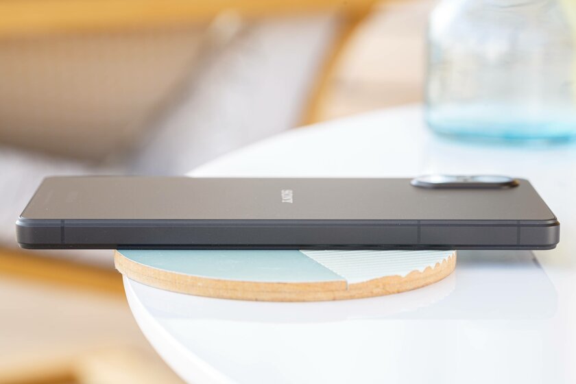 Sony пошла против всех, и получилось. Обзор компактного Xperia 5 V — Дизайн. 3