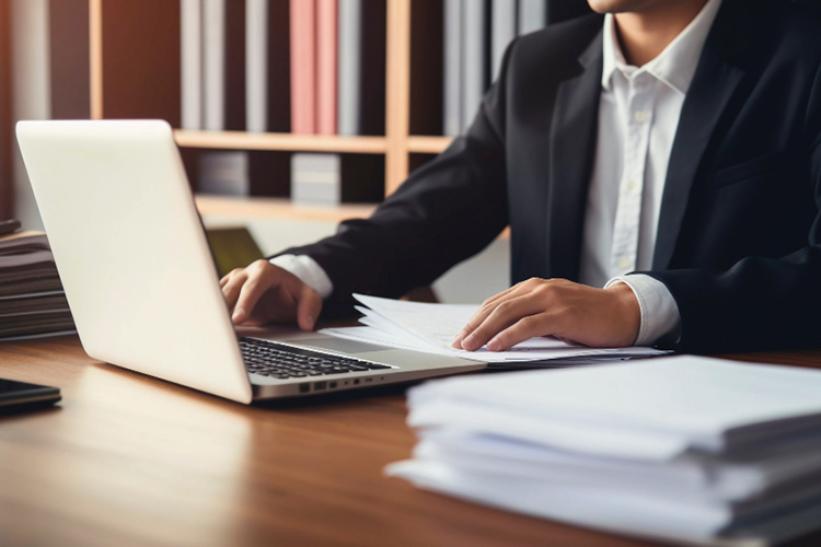 «На сегодня адвокатов — 78 тысяч. Мало или не мало? Если мы вводим представительство, сможем ли мы закрыть 42 миллиона дел?»