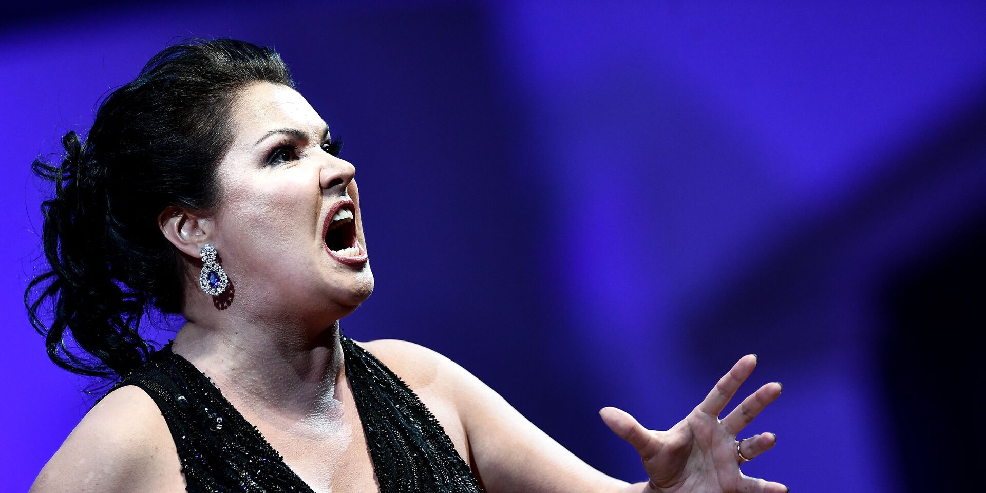 Оперная певица Анна Нетребко выступает на совместном с певцом Юсифом Эйвазовым концерте при участии Национального филармонического оркестра России под управлением Владимира Спивакова в концертном зале имени П. И. Чайковского в Москве - ИноСМИ, 1920, 05.11.2025