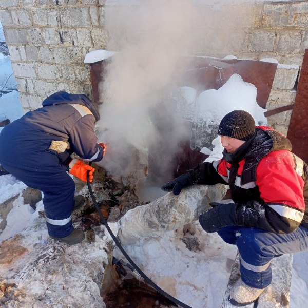 Работы для подачи воды в деревянные дома продолжают в якутском поселке Светлый