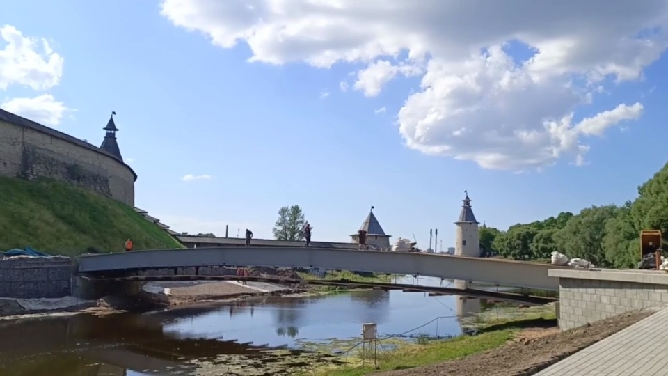 Ход строительства пешеходного моста через реку Пскову проконтролировал Михаил Ведерников