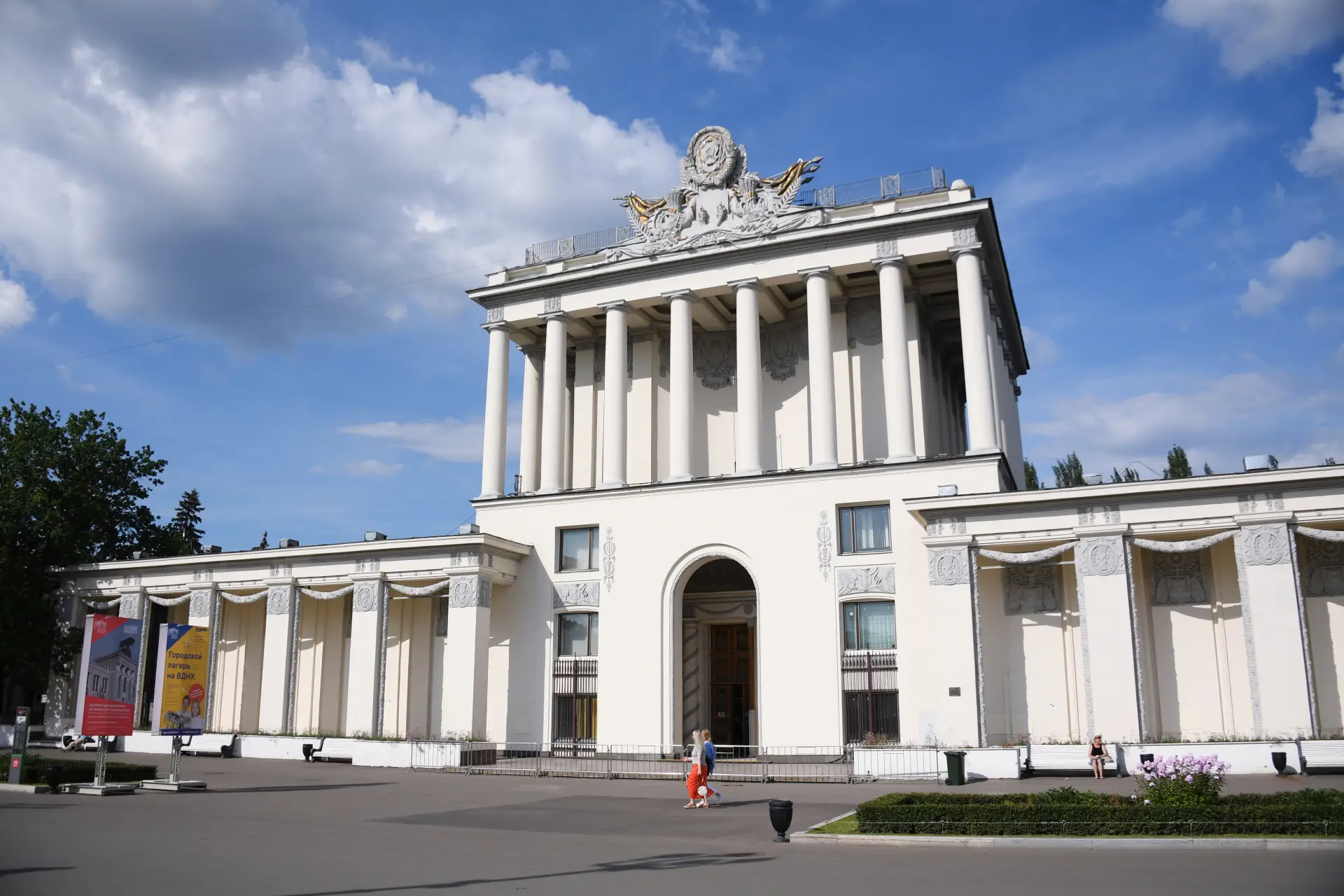 Утраченные скульптуры вернутся на фасады павильона 