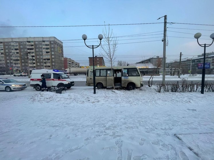 В Улан-Удэ женщину сбил пассажирский автобус на остановке общественного транспорта