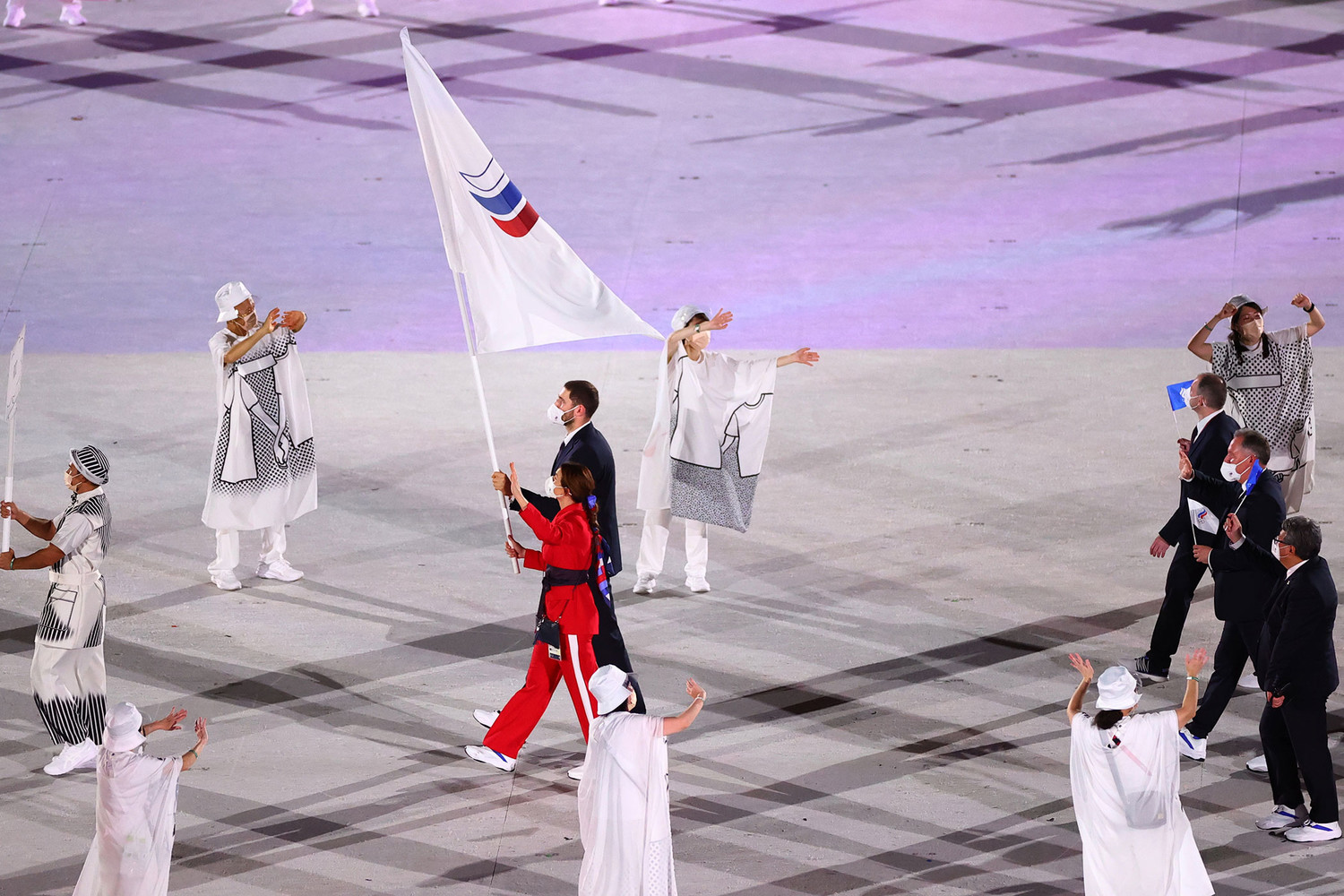 Под каким арканом пройдет 2024. Знаменосцы России на Олимпийских играх 2020. Сборная России на открытии олимпиады в Токио 2021. Знаменосец сборной России на Олимпиаде 2020. Знаменосцы сборной России на Олимпиаде в Токио.