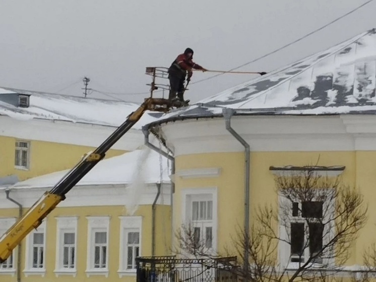 В Костроме пришло время уборки снега с крыш