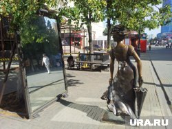 Модница - один из символов пешеходной улицы