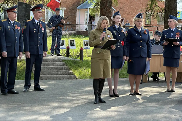 В мероприятии, приуроченном ко Дню Победы советских войск над немецко-фашистскими захватчиками, приняли участие сотрудники и ветераны исправительной колонии № 7, а также жители с. Азино. Участники почтили память ветеранов Великой Отечественной войны и тружеников тыла, возложив цветы к обелиску, установленному в память о защитниках Отечества, противостоявших гитлеровским войскам на полях сражений. В ходе мероприятия представители руководства ИК-7 поздравили присутствующих с праздником, пожелав сохранить память о героическом подвиге поколения победителей. Также в рамках празднования 81-й годовщины Победы за достижение высоких показателей в служебной деятельности сотрудникам учреждения были вручены благодарственные письма и ведомственные награды. Силами творческих коллективов досугового центра «Азинский» и сотрудников исправительной колонии № 7 была подготовлена концертная программа, в которую вошли патриотические музыкальные композиции и хореографические номера. 