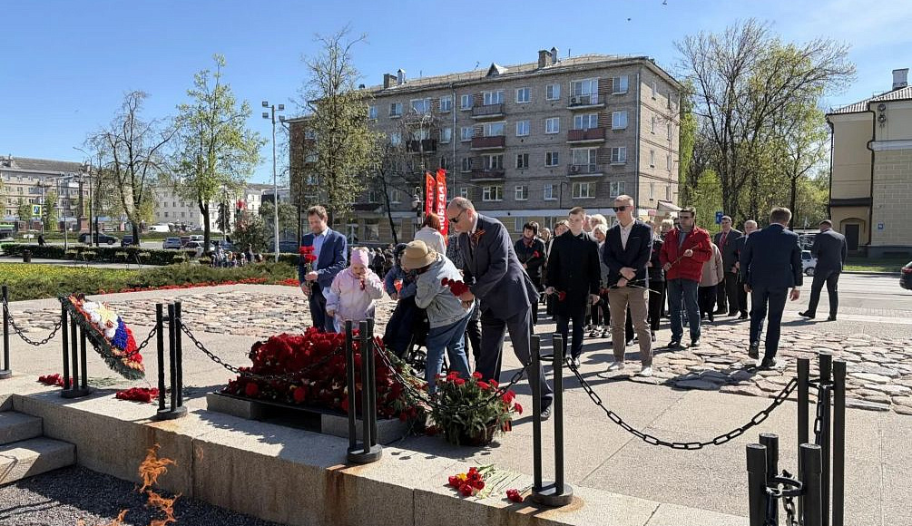 Накануне Дня Победы Псковское реготделение АЮР участвует в церемонии возложения цветов к Мемориалу «Вечный огонь»