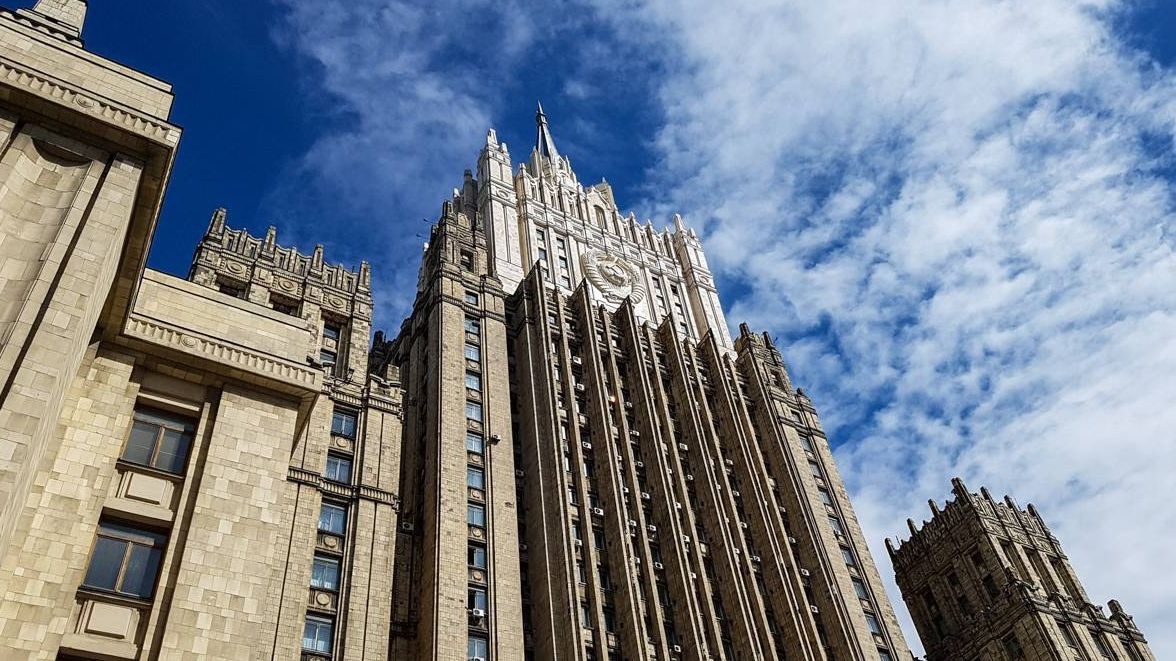 Россиян призвали оценивать риски перед поездками в недружественные государства
