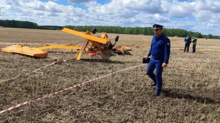 Лежит вверх колесами: фото с места крушения самолета в Омской области