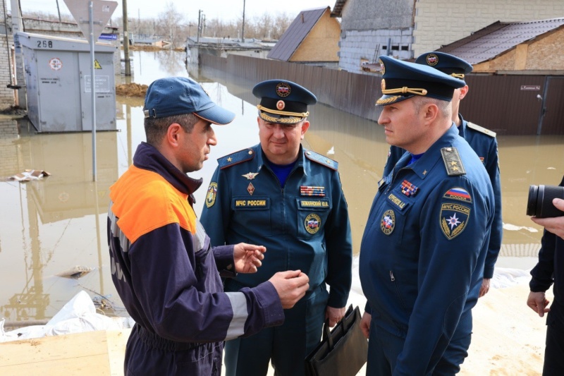 Глава МЧС России Александр Куренков продолжает работу в регионах, где ситуация с паводком остается сложной