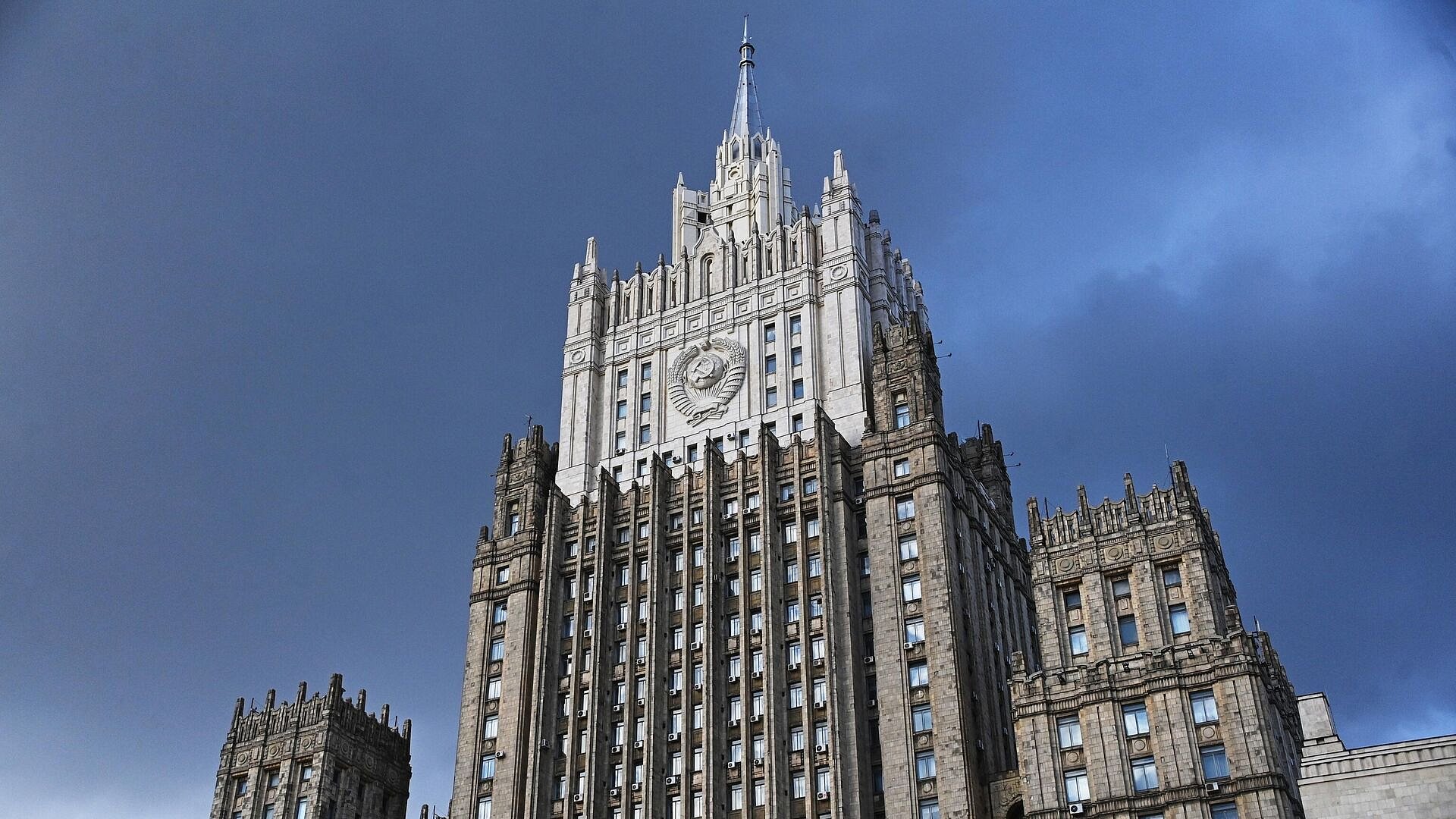 Ереван подтягивают к агрессивным евроатлантическим механизмам, заявил МИД