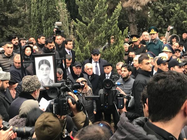 Aktauda aviaqəzasında həlak olan ekipaj üzvlərinin dəfn mərasimi - Sputnik Азербайджан