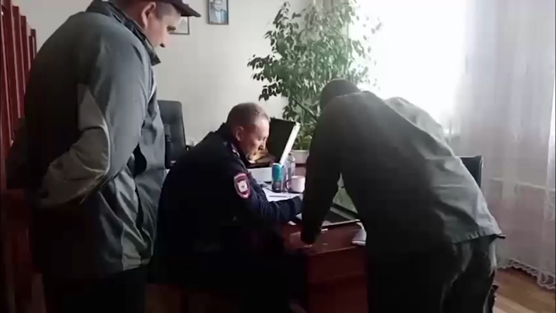 Следствие вели 23.03 2024. Российский полицейский за столом. Без полицейских. Милиционеры ведут заключенного.