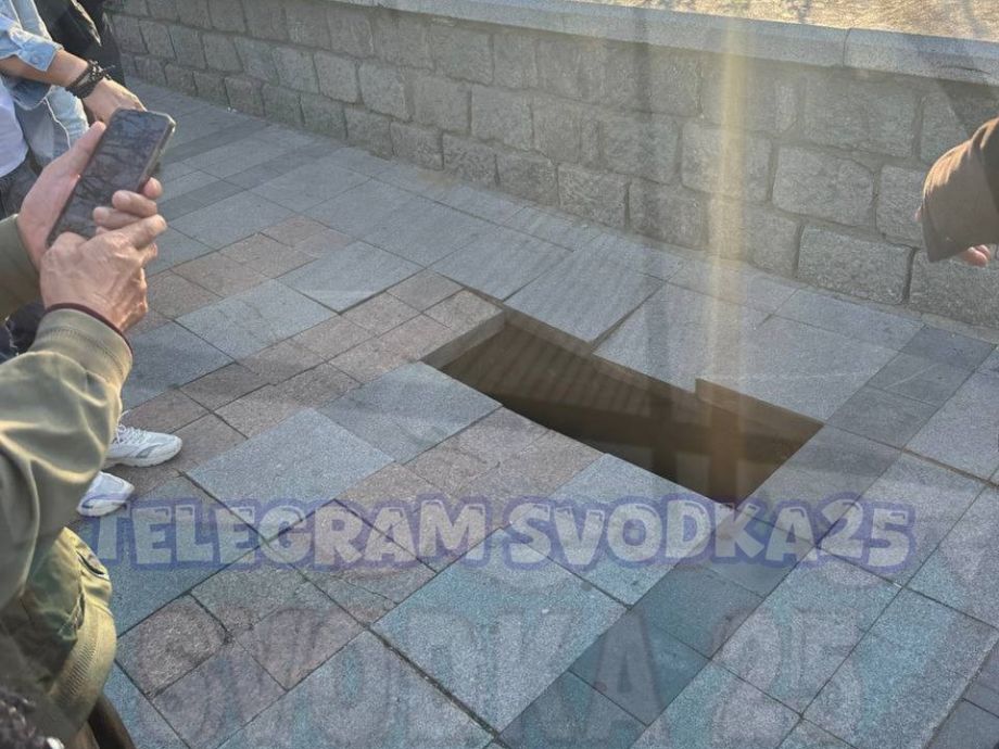 Фото: соц.сети | Китайский турист едва не провалился под землю в центре Владивостока