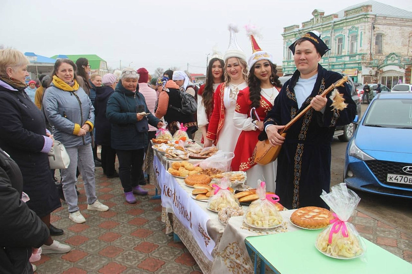 На празднике под Саратовом гостей осыпали конфетами и угощали баурсаками