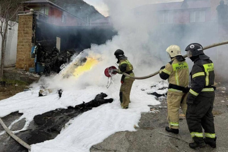 Сотрудники МЧС РФ работают на месте крушения вертолета Ка-226