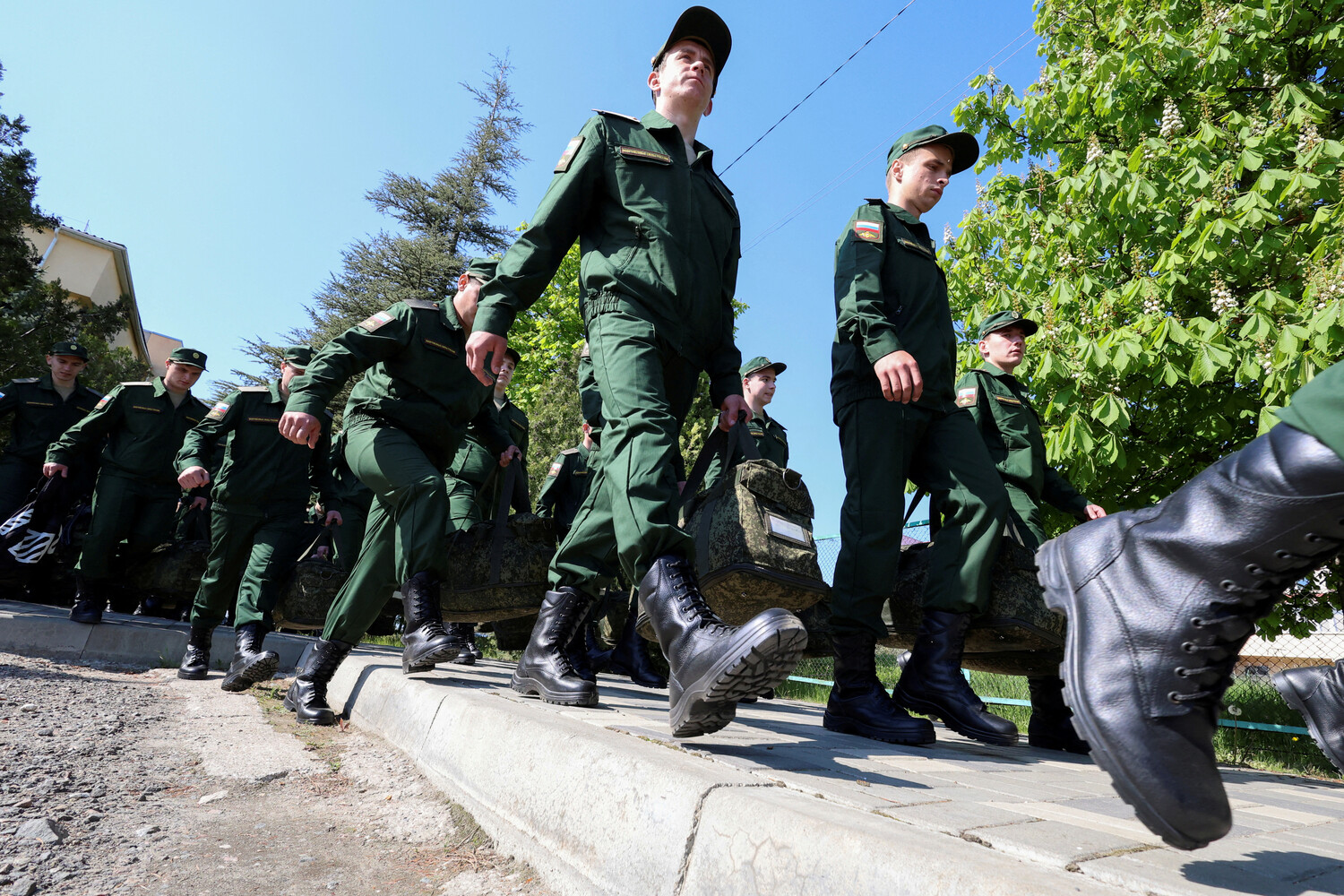 в каком полку начинает службу григорий