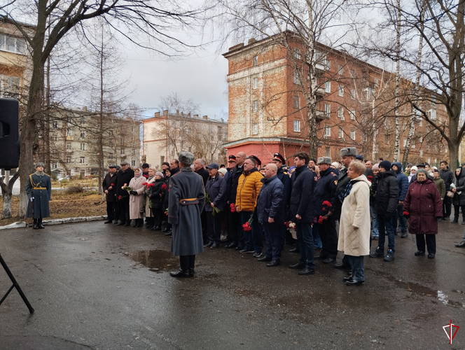 В Удмуртии руководство территориального управления Росгвардии приняло участие в церемонии возложения цветов к мемориальной доске Михаила Калашникова