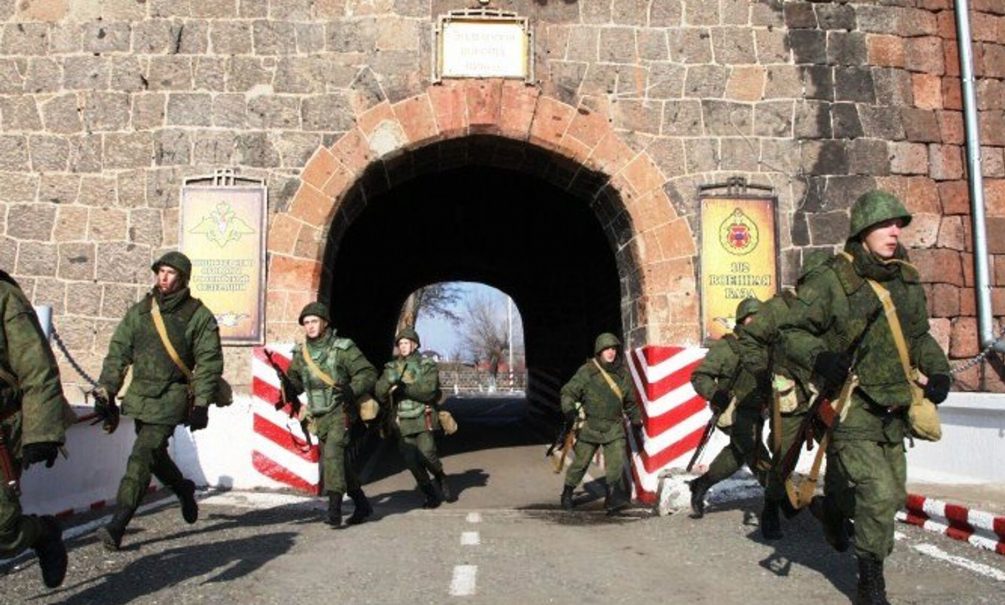В шаге от войны: армяне готовятся заблокировать 102-ю военную базу в Гюмри 