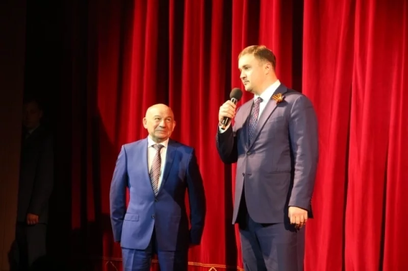 Директор драмтеатра Виктор Лапухин и губернатор Омской области Виталий Хоценко.