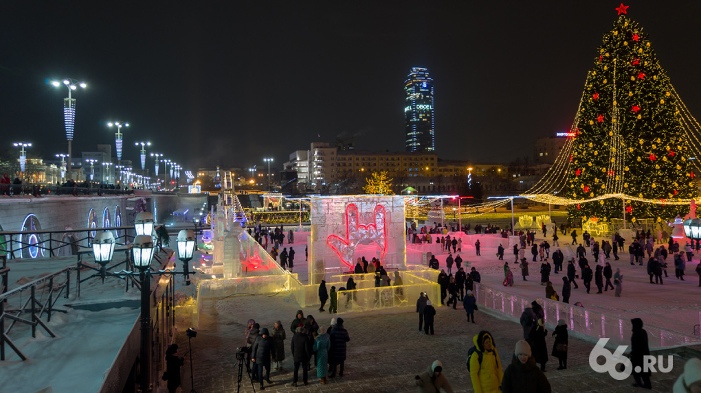 На Плотинке открыли новогодний ледовый городок. Посмотрите, как он менялся последние 10 лет