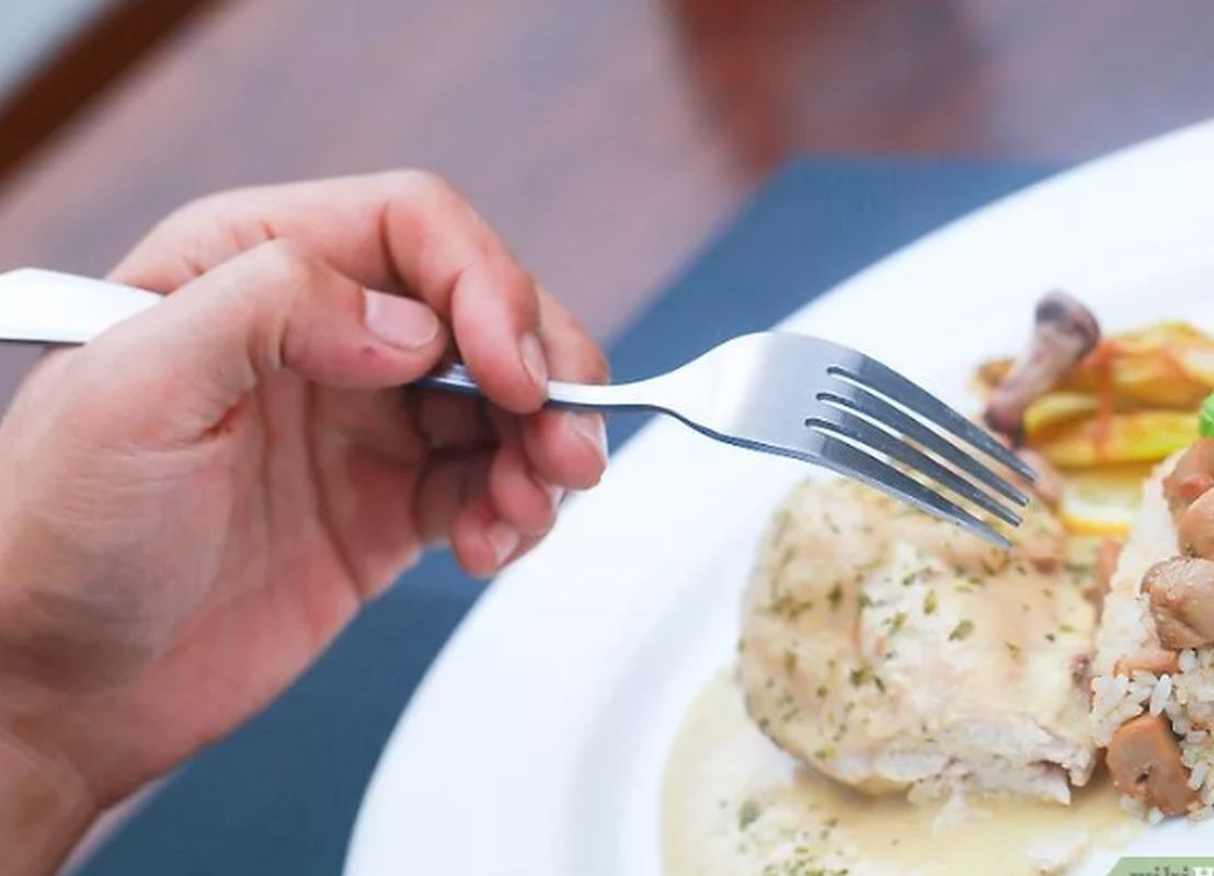 нож-вилка. вилка ложка в какой руке. нож в правой руке вилка. вилка ложка в какой руке. рука с вилкой.