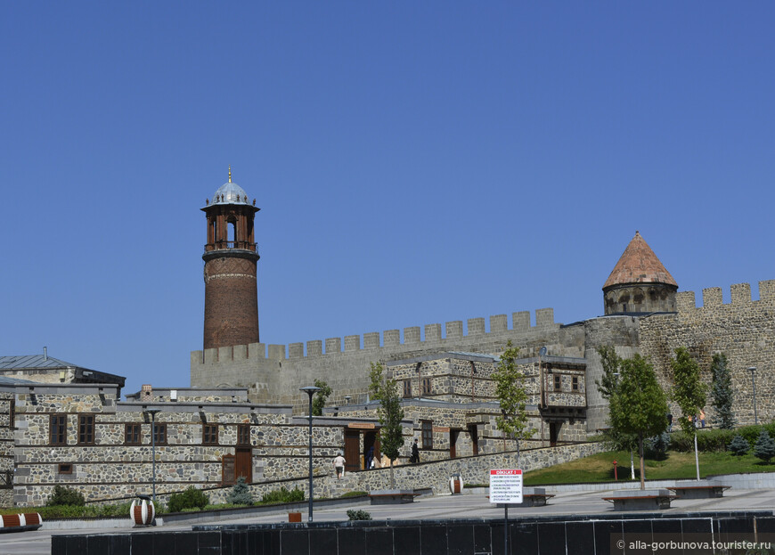 Саат Кулеси (слева) и мечеть (справа)