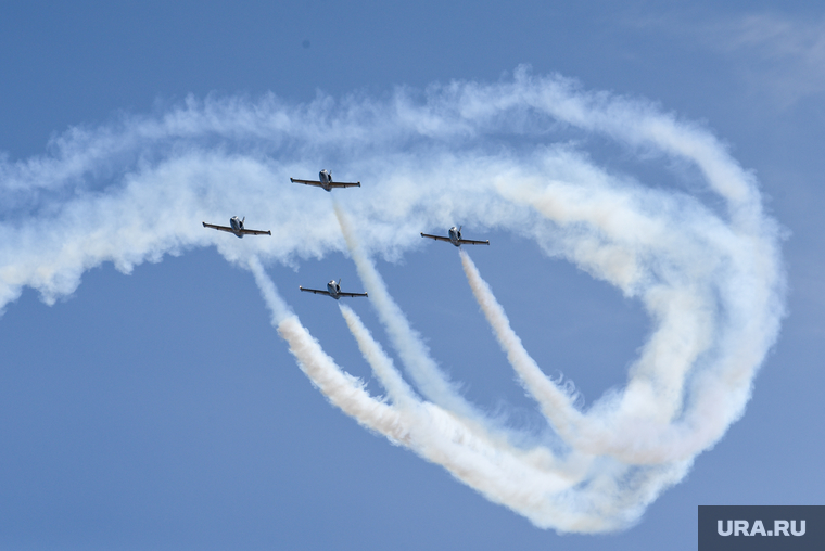 День Победы. Верхняя Пышма , крылья, авиашоу, русь, авиация, день победы, 9 мая, самолет, пилотажная группа, фигуры высшего пилотажа