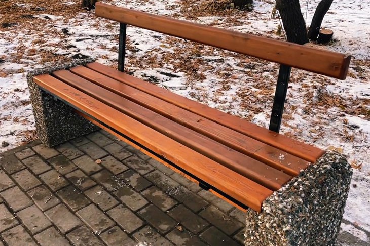 Сломанная скамейка. Скриншот видео из соцсетей Вадима Семенова