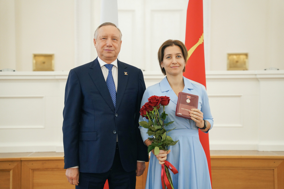 За гуманизацию школы Санкт-Петербурга. Наградной отдел Смольного. Награждение в Смольном вчера.