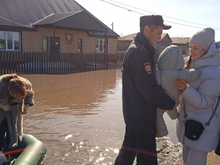 В Курманаевском районе полицейский эвакуировал людей из затопленных домов