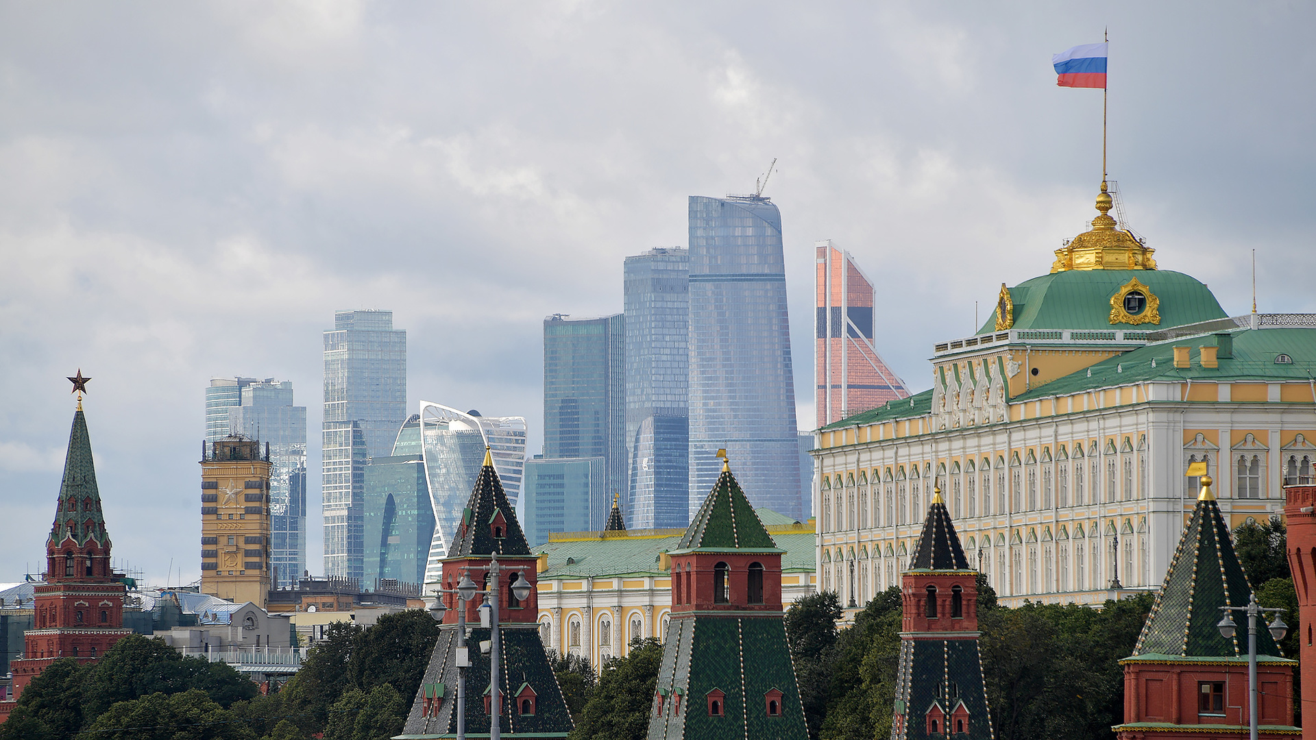Москва кремль флаг. Флаг Москвы. Кремль флаг. Флаг России Кремль